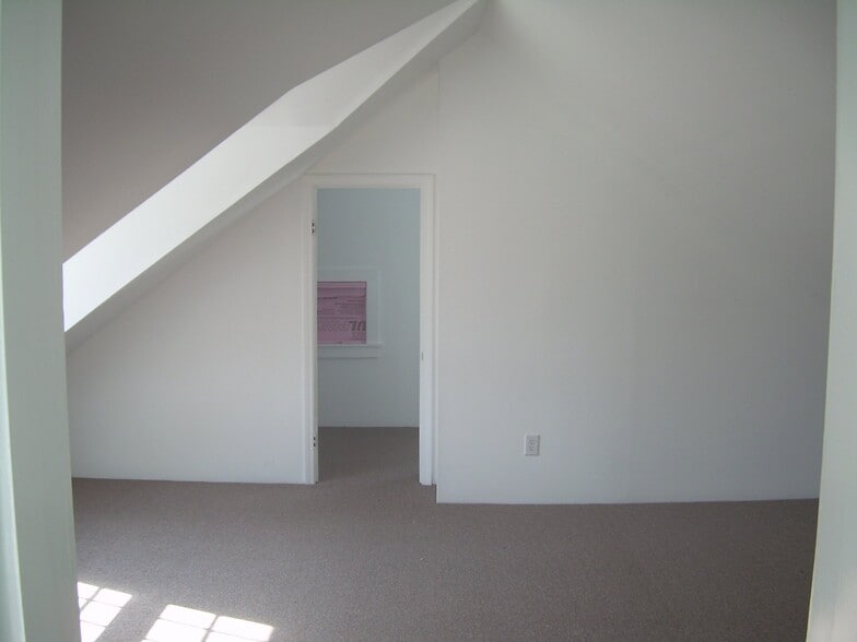 Building Photo - 66 Piscassic Rd