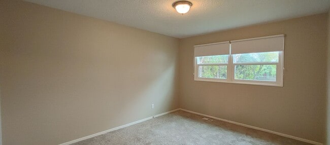 Building Photo - Darling Updated 3 Bedroom Ranch Located a Block from Glenwood City Park and Just a few Blocks fro...