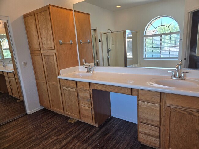 Building Photo - Spacious 4 bed, 3 full bath home in New Ri...