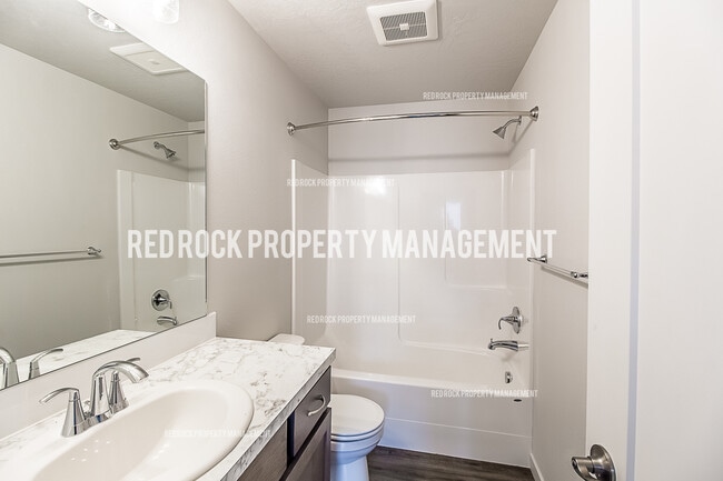 Building Photo - 303 Woodlawn Ln