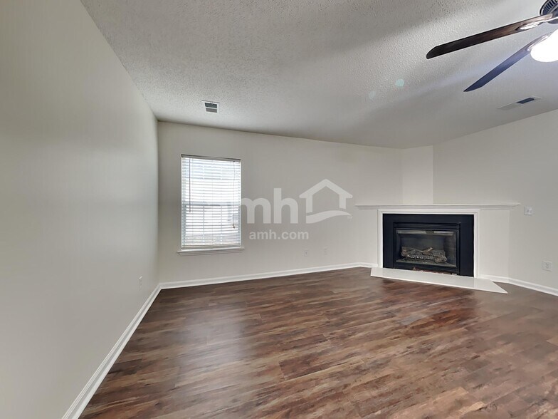 Building Photo - 125 Ducane St