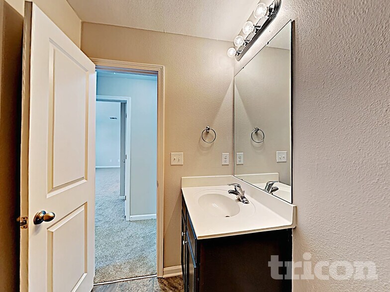 Building Photo - 2414 Dewey Creek Ln