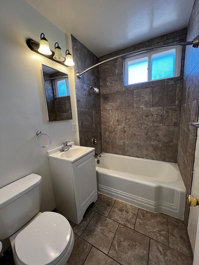 Building Photo - 2 Bedroom 1 Bath Apartment for Rent in Arcadia with New Ductless A/C