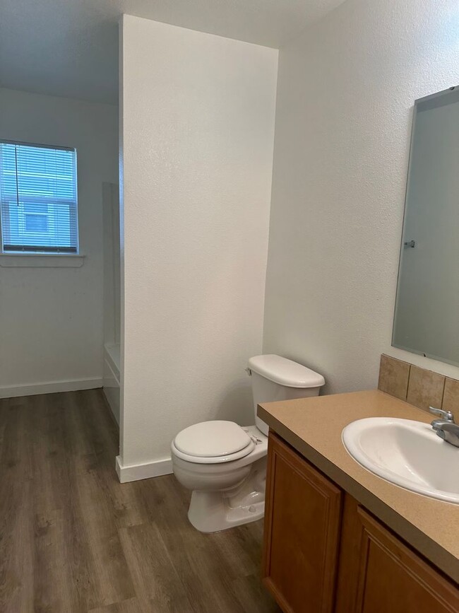 Building Photo - Cute 3 bedroom, 2 bath townhome with Community Pool in Boise