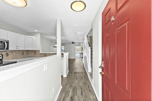 Building Photo - Charming Townhome with Water Views near The Market Common!