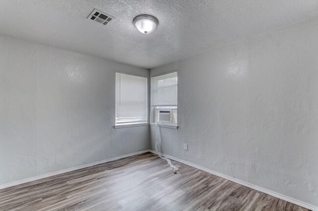 Building Photo - Newly Renovated  4 bedroom 1 bath