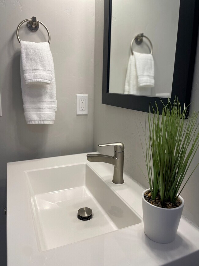 Building Photo - 2713 N Locust St