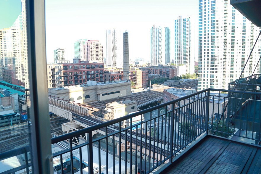 Building Photo - 165 N Canal St