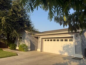 Building Photo - 1160 Hamlin Way