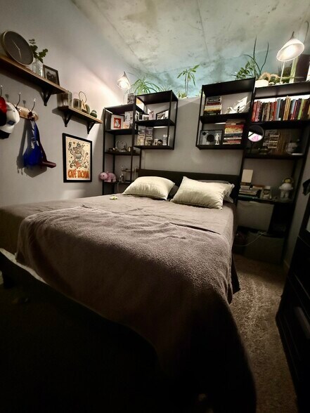 Building Photo - 235 W Van Buren St