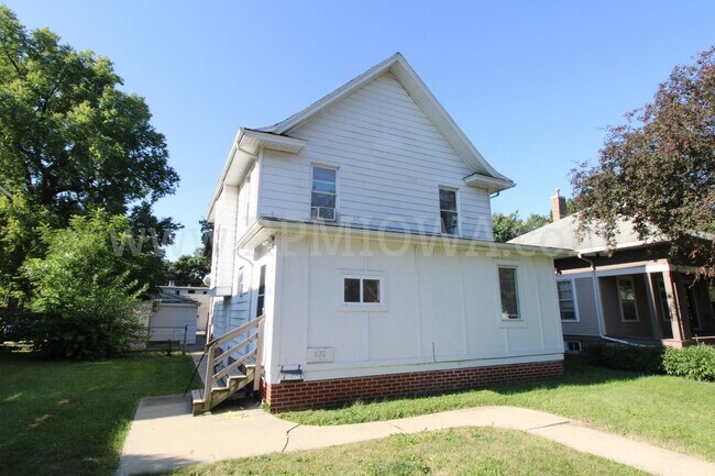 Building Photo - CHARMING!! 3 bedroom, 1.5 Bath Home in Des Moines