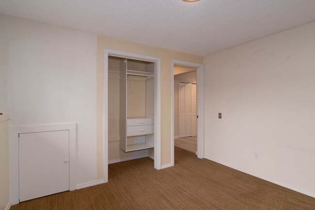 Building Photo - 4 Bed 3 Bath North Side Home nearly 2400 s...