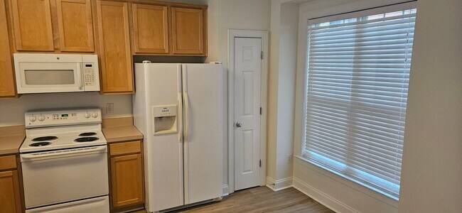 Building Photo - Darling 2br/2.5ba end unit townhome in Exc...