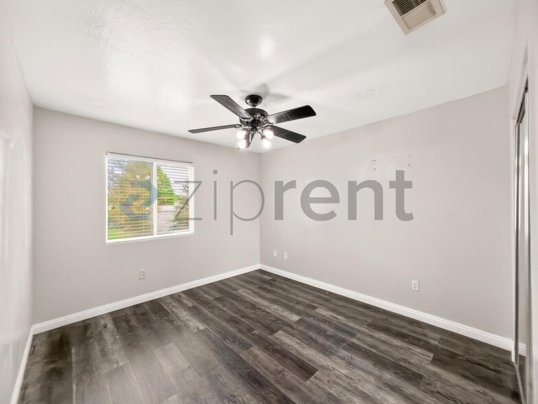 Building Photo - Unit