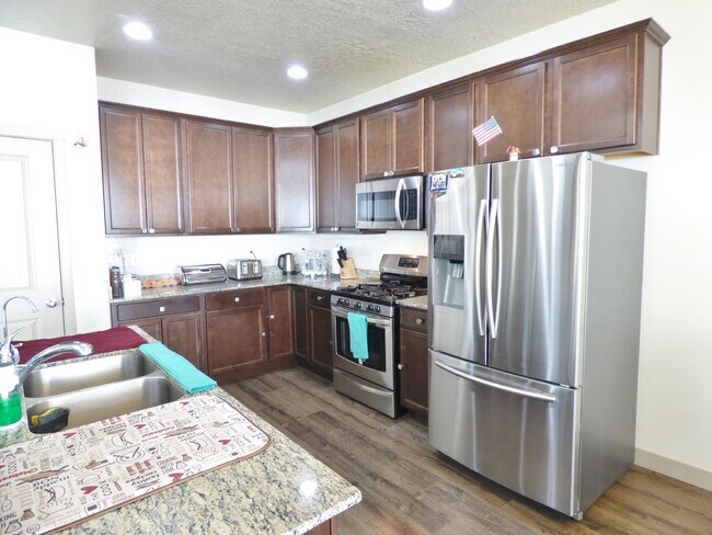 Building Photo - Great 4 Bd 3.5 Bath Townhome