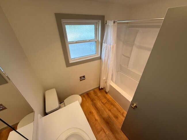Building Photo - Fresh 3 bed/1.5 bath duplex