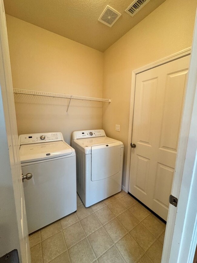 Building Photo - FOR RENT - SPACIOUS 4 BEDROOM, 2.5 BATH IN...