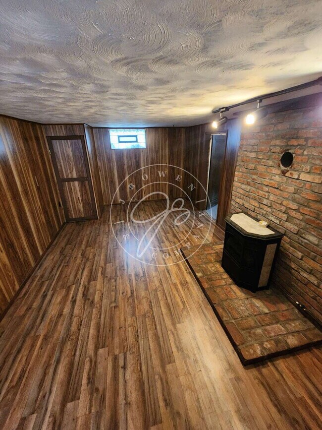 Building Photo - 3 Bed / 2 Bath Home in West Toledo – Bonus...