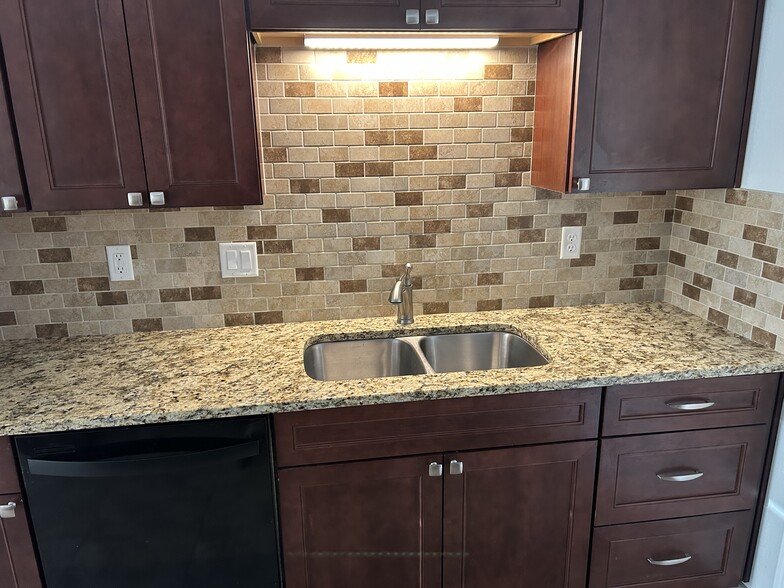 Building Photo - 1014 Elm St