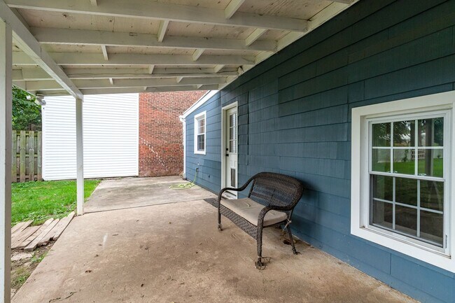 Building Photo - 4 Bedroom home in historic downtown Carlis...