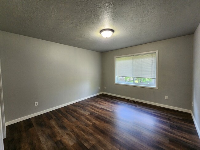 Building Photo - 3Bd 2BA near Jefferson Highschool!