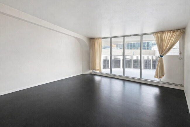 Building Photo - 300 N State St