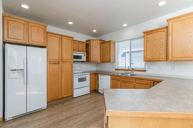 Building Photo - Wonderful ranch style brick home!
