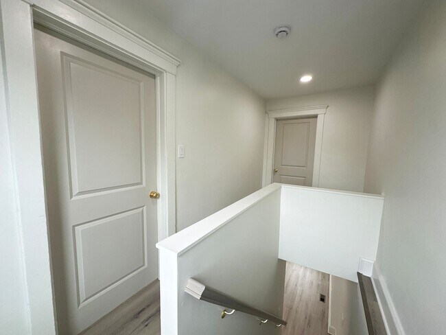 Building Photo - 528 Manor St