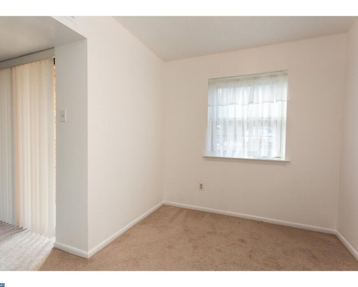 Building Photo - 3301 Valley Dr