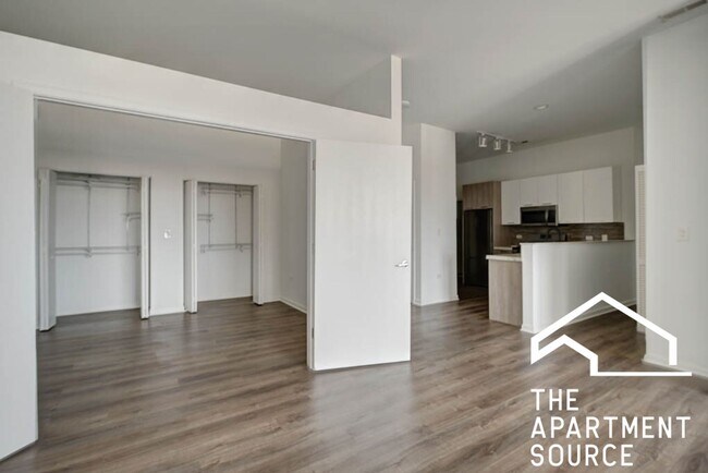 Building Photo - Top Floor Massive 3 Bed/2 Bath in the South Loop with a Stunning Updated Kitchen!