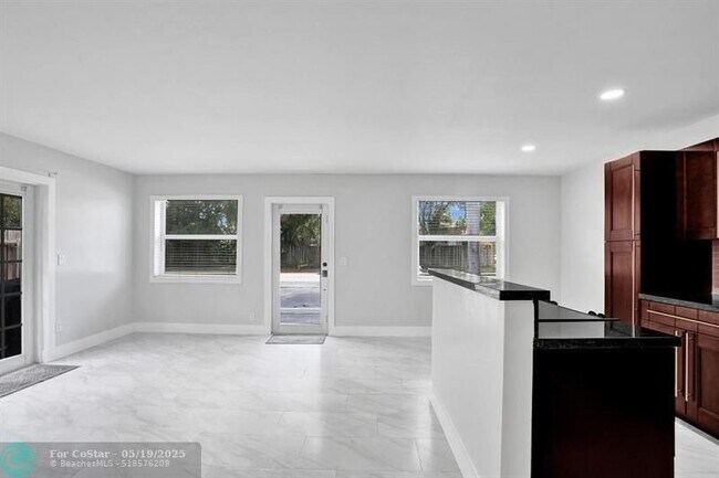Building Photo - 802 SW 12th Ct