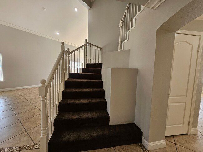 Building Photo - New Listing!