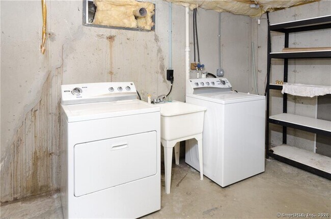 Building Photo - 527 W Thames St