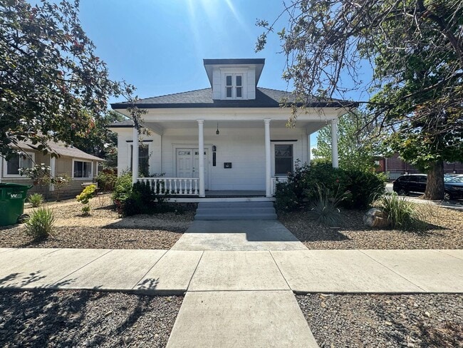 Building Photo - RENOVATED 3 BD Bungalow in MidTown!