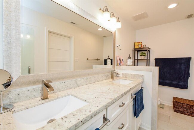 Building Photo - 2600 Nantucket Dr