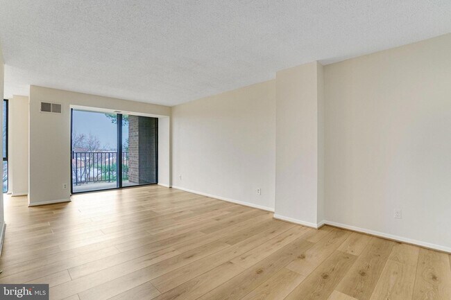 Building Photo - 2300 Pimmit Dr