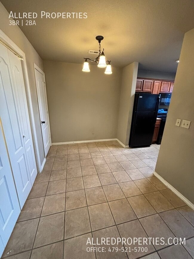 Building Photo - 1712 N Chestnut Ave