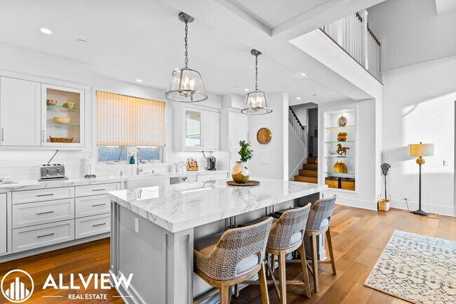 Building Photo - Gorgeous 3 bed 3.5 bathroom home available...