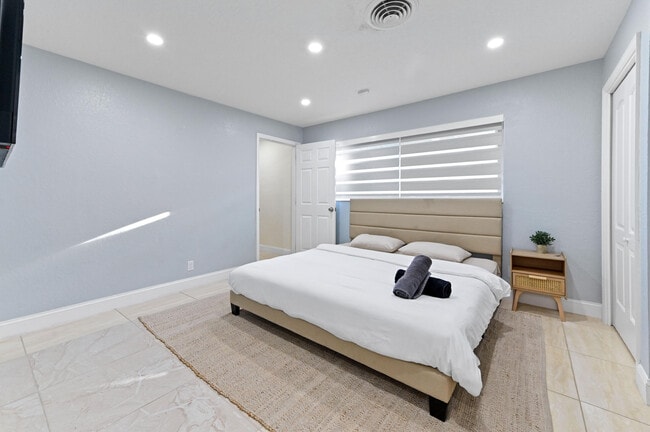 Building Photo - 2128 Dock St