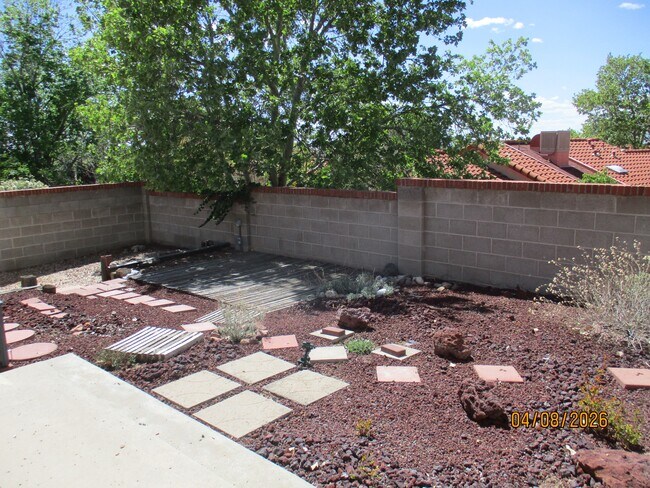 Building Photo - 10409 Camino Del Oso NE