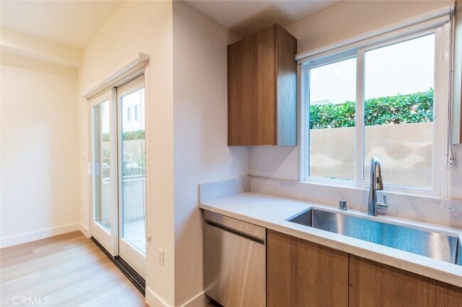 Building Photo - 1212 Viola Ave