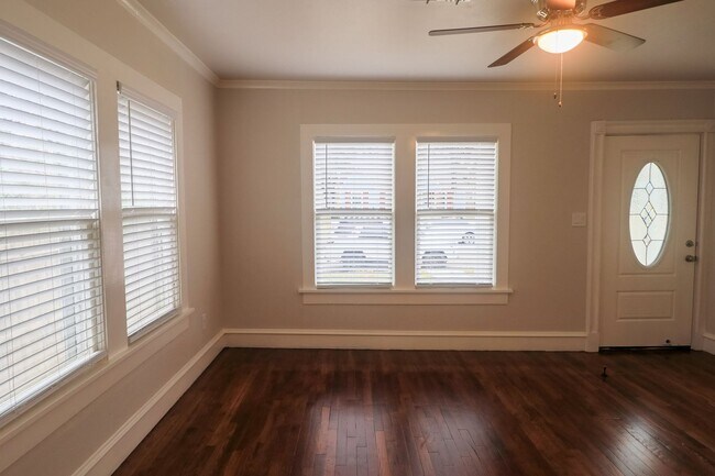 Building Photo - UPDATED & REMODELED 2 Bed 1 bath property ...