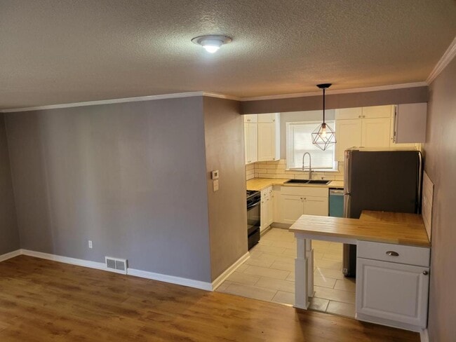 Building Photo - 7506 Rainbow Dr