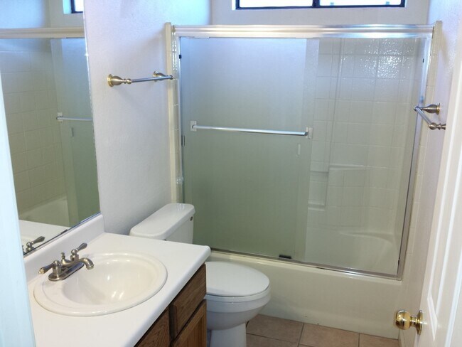 Building Photo - 3 Bedroom Home for Rent in Anderson CA | Large Family Room, 2 Car Garage, Pet Friendly