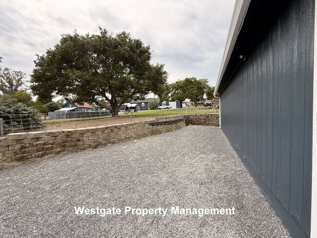 Building Photo - Beautiful Modern 2/2 Country Home - 985 Eastman Lane