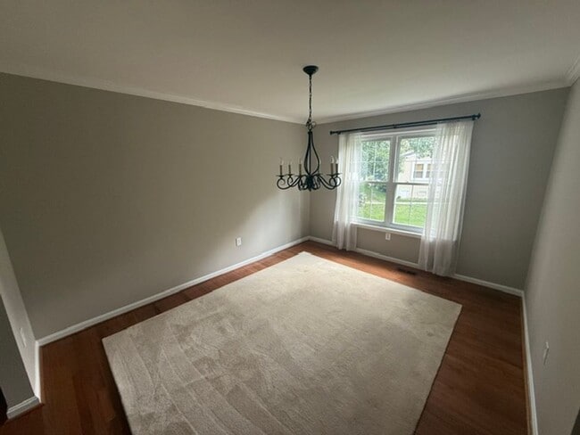 Building Photo - Lovely and Spacious 3 Bedroom 2.5 Bathroom...
