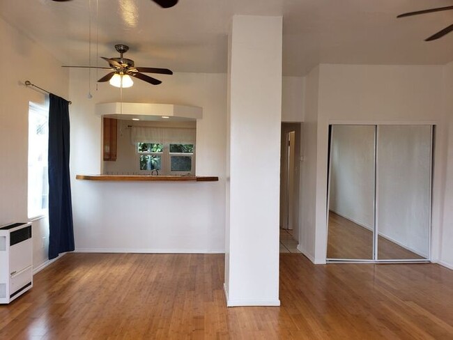 Building Photo - $500 REBATE Bright end unit - North Park S...