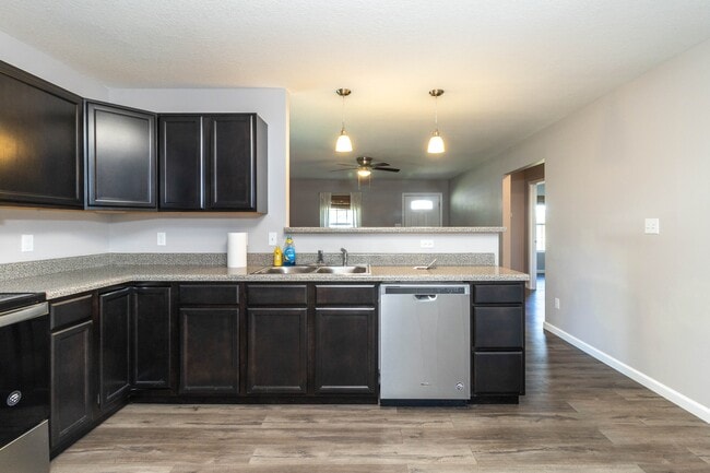 Building Photo - 524 Midlake Dr NE