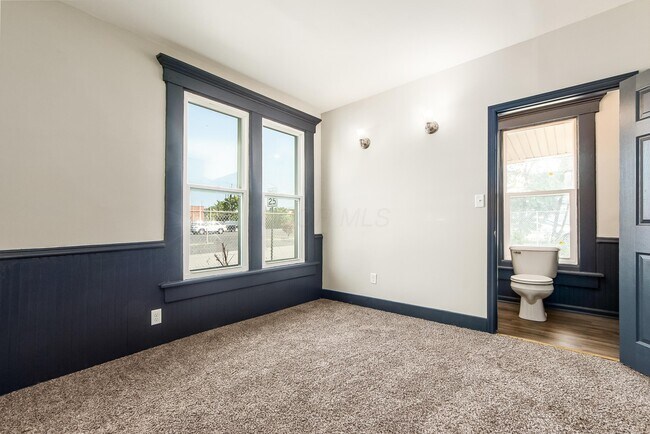 Building Photo - 842 St Clair Ave