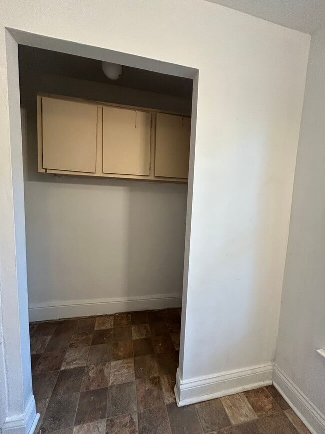 Building Photo - 3-Bedroom, 1-Bathroom Home – RSVP Code Cer...